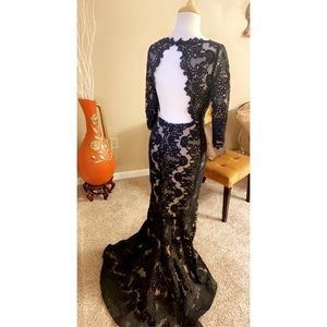 NWT Alice + Olivia Backless Black Floor Length Gown Size 4